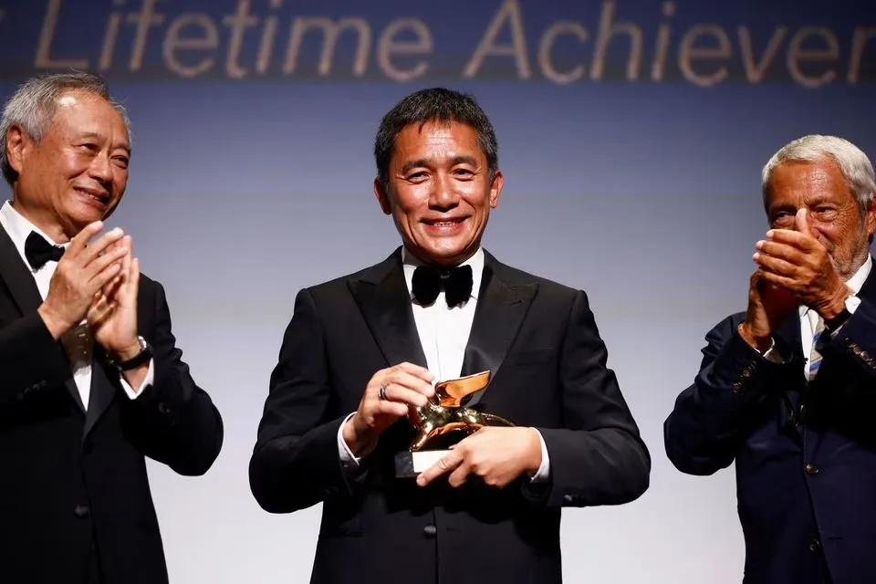 Lương Triều Vỹ nhận giải "Thành tựu trọn đời". Ảnh: Reuters. Lương Triều Vỹ nhận giải "Thành tựu trọn đời". Ảnh: Reuters.