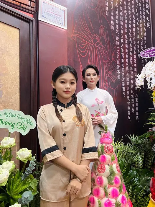 Tuyết Nhung, con nuôi cố ca sĩ Phi Nhung trong lễ tưởng niệm . Ảnh: FBNV Tuyết Nhung, con nuôi cố ca sĩ Phi Nhung trong lễ tưởng niệm . Ảnh: FBNV