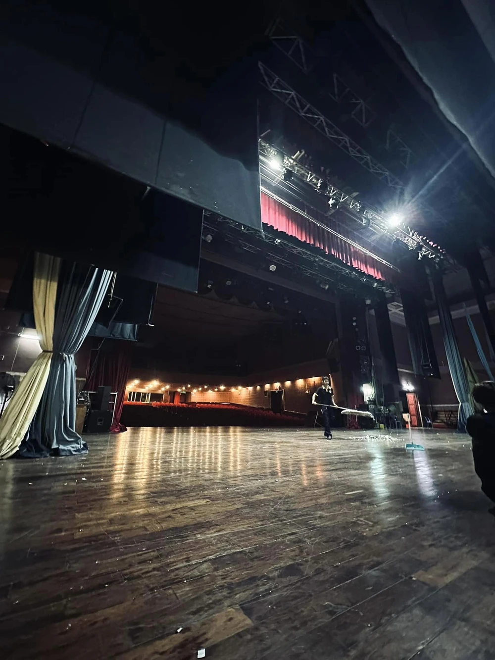 NSƯT Hữu Châu cũng nhanh chóng ra về ngay sau khi vở diễn kết thúc, tuy nhiên, trên trang cá nhân, nam nghệ sĩ cũng đã đăng tải hình ảnh sân khấu hình ảnh sân khấu Nhà hát Bến Thành cùng lời tạm biệt “Ngày Xửa Ngày Xưa 34 kết thúc. Xin chào và sẽ nhớ mãi!!!". Ảnh: FBNV