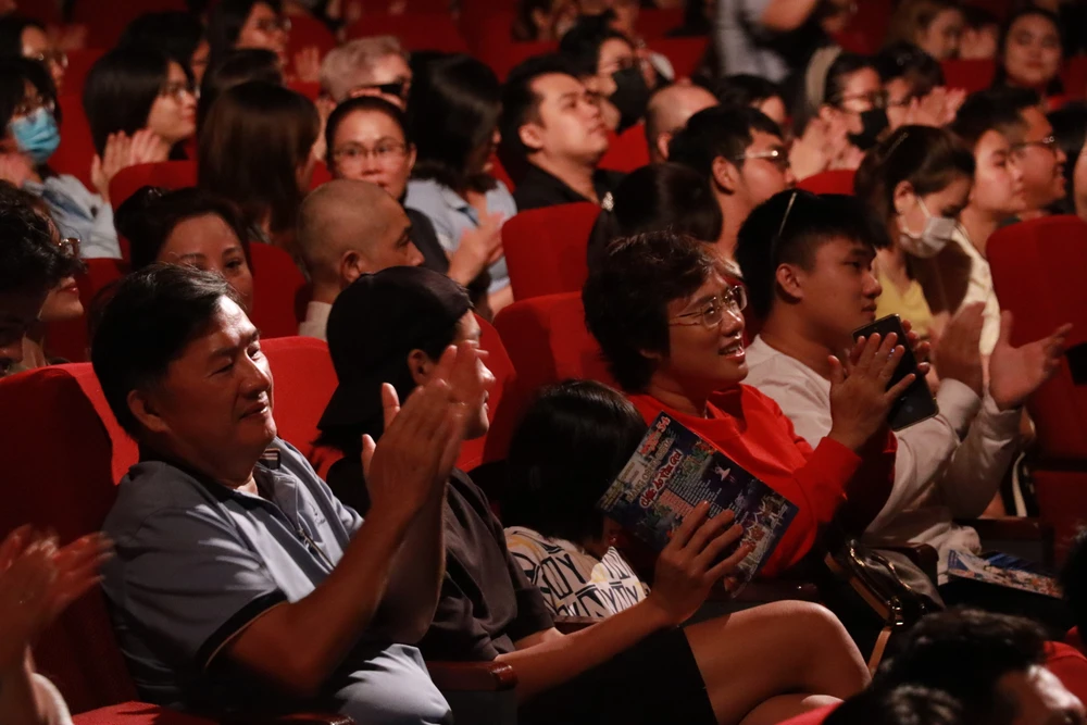 Anh Phong (áo xanh) cùng gia đình đến xem suất cuối Ngày xửa ngày xưa số 34