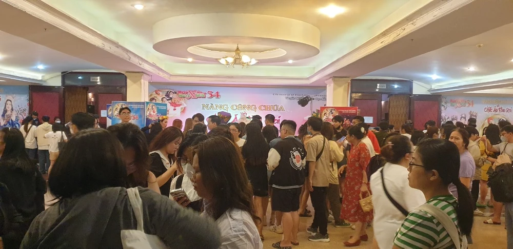 Khán giả chật kín trước khán phòng trong suất cuối của Ngày xửa ngày xưa số 34