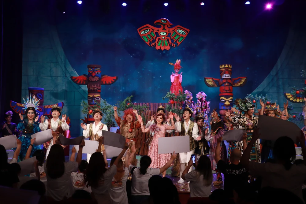 Chương trình "Ngày xửa ngày xưa" số 34 khép lại với màn hoà giọng của các nghệ sĩ và khán giả. Ảnh: VĂN HÀ