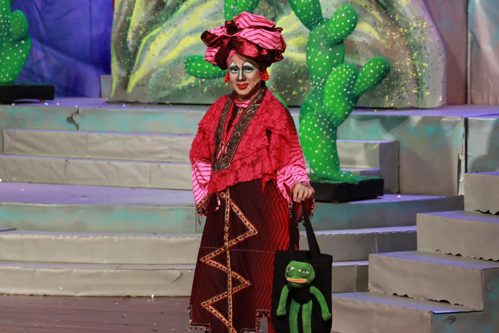 Ở mỗi cách tạo hình nhân vật, NSƯT Thành Lộc luôn biến hoá và quậy hết mình trên sân khấu