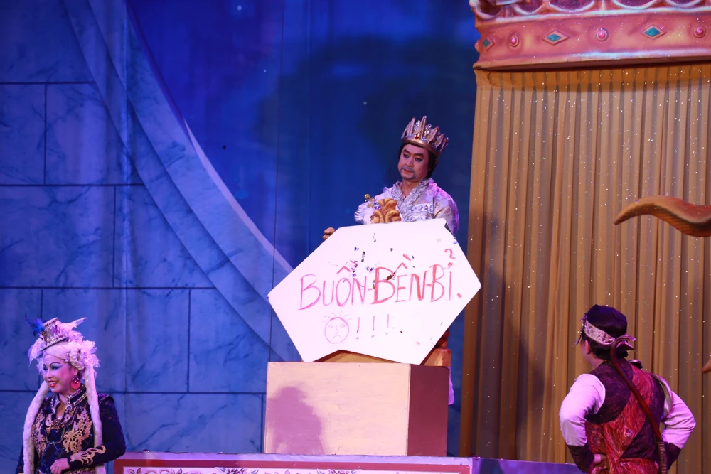 Phút ngẫu hứng của nghệ sĩ Tuấn Khôi trong vai đức vua Kim Cương