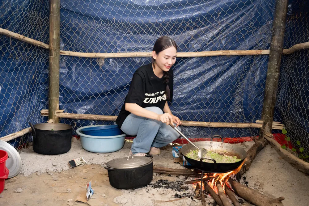 Nàng hậu đích thân vào bếp nấu ăn cho các em Nàng hậu đích thân vào bếp nấu ăn cho các em