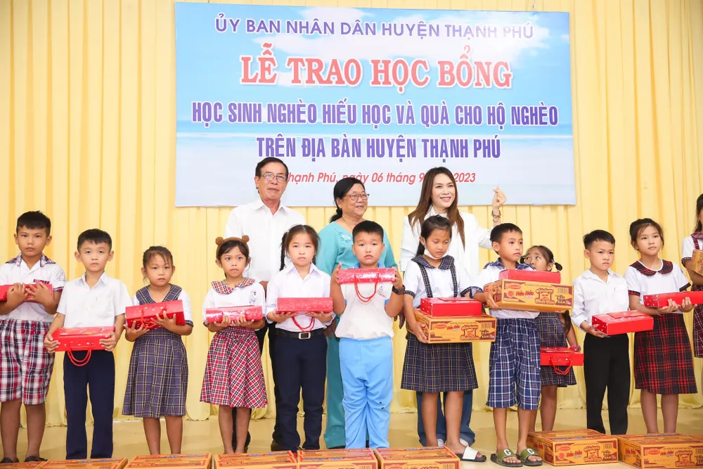 Mỹ Tâm làm thiện nguyện tại UBND huyện Thạnh Phú, tỉnh Bến Tre. Ảnh: FBNV