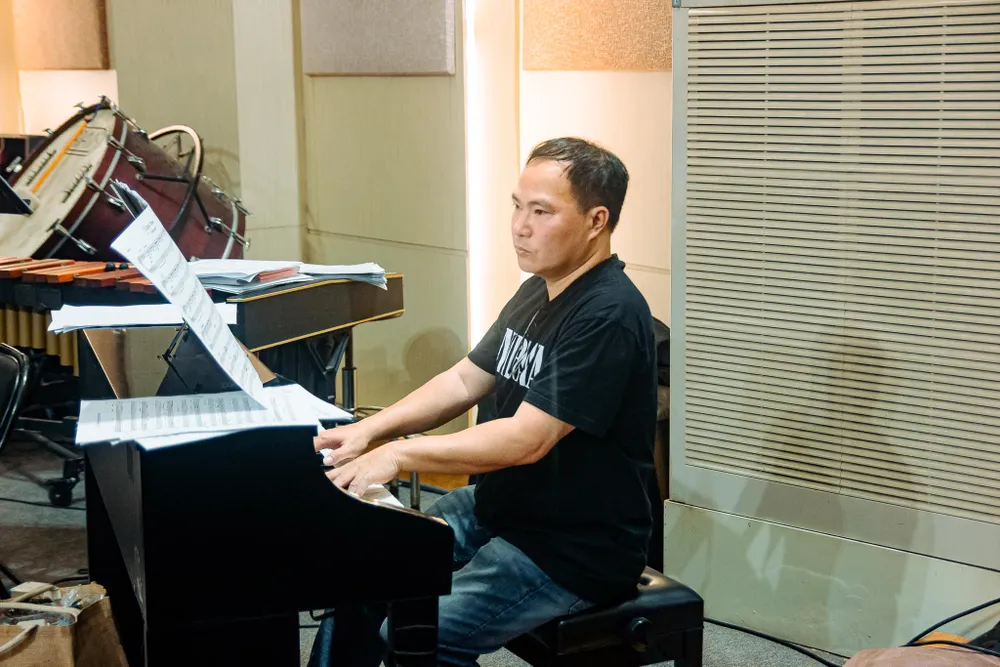 Nhạc sĩ Vũ Việt Anh được công chúng nhớ đến qua nhiều ca khúc nổi tiếng Dòng sông lơ đãng, Không còn mùa thu, Hoa có vàng nơi ấy,… và thành công ở lĩnh vực như múa, nhạc kịch và giao hưởng thính phòng như Ballet Kiều, kịch múa Hoàng Hôn, vũ kịch Những bông hoa thành phố, giao hưởng Vàng son và nhiều tác phẩm thính phòng khác….Với nhiệt huyết muốn sáng tạo loại hình nhạc kịch hiện đại vừa mang yếu tố âm nhạc đại chúng, kết hợp âm nhạc học thuật của nhạc kịch và các hiệu ứng của công nghệ sân khấu hiện đại, nhạc sĩ Vũ Việt Anh cùng ekip sáng tạo đã ấp ủ và xây dựng nhạc kịch “Dế Mèn Phiêu Lưu Ký” trong nhiều năm. Ảnh: HBSO Nhạc sĩ Vũ Việt Anh được công chúng nhớ đến qua nhiều ca khúc nổi tiếng Dòng sông lơ đãng, Không còn mùa thu, Hoa có vàng nơi ấy,… và thành công ở lĩnh vực như múa, nhạc kịch và giao hưởng thính phòng như Ballet Kiều, kịch múa Hoàng Hôn, vũ kịch Những bông hoa thành phố, giao hưởng Vàng son và nhiều tác phẩm thính phòng khác….Với nhiệt huyết muốn sáng tạo loại hình nhạc kịch hiện đại vừa mang yếu tố âm nhạc đại chúng, kết hợp âm nhạc học thuật của nhạc kịch và các hiệu ứng của công nghệ sân khấu hiện đại, nhạc sĩ Vũ Việt Anh cùng ekip sáng tạo đã ấp ủ và xây dựng nhạc kịch “Dế Mèn Phiêu Lưu Ký” trong nhiều năm. Ảnh: HBSO