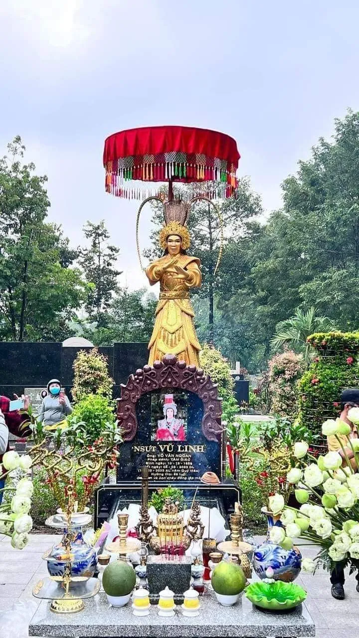 Tượng NSƯT Vũ Linh được đưa lên mộ dịp lễ Vu Lan.