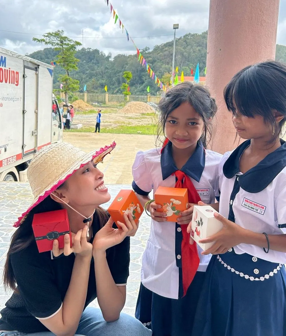 Nàng hậu cũng tặng bánh trung thu cho các em thiếu nhi