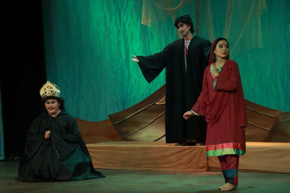 Đức vua (Quang Thảo) cùng thứ phi (Mỹ Duyên) và tể tướng lùn Japha (Đại Nghĩa) trong chuyến vi hành