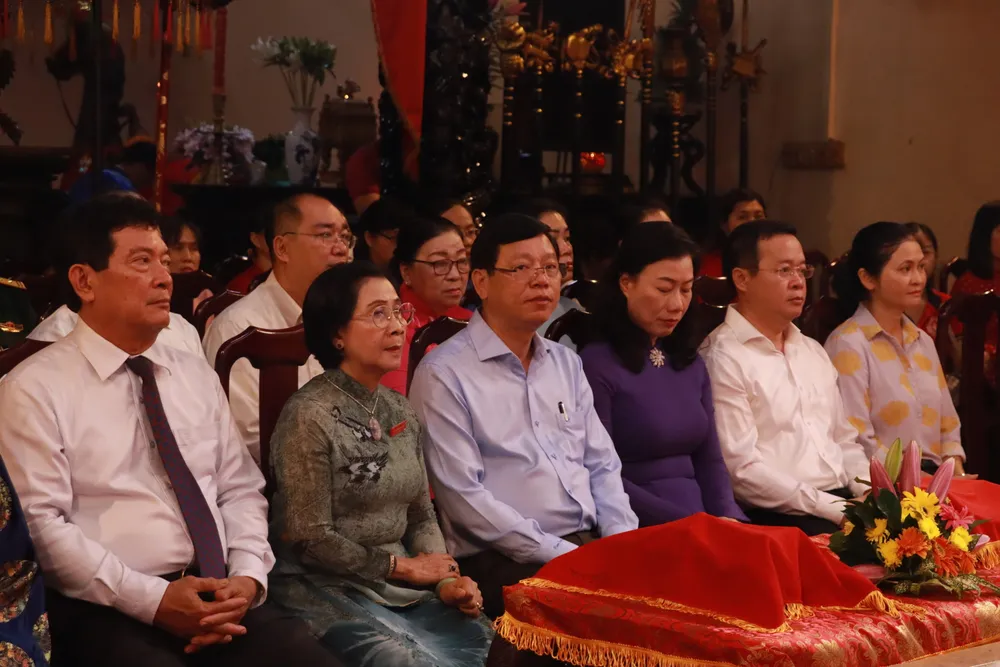 Ông Huỳnh Vĩnh Ái (bìa trái) nguyên thứ trưởng Bộ VH-TT & DL cùng các lãnh đạo tham dự lễ giỗ lanh-dao-quan.JPG