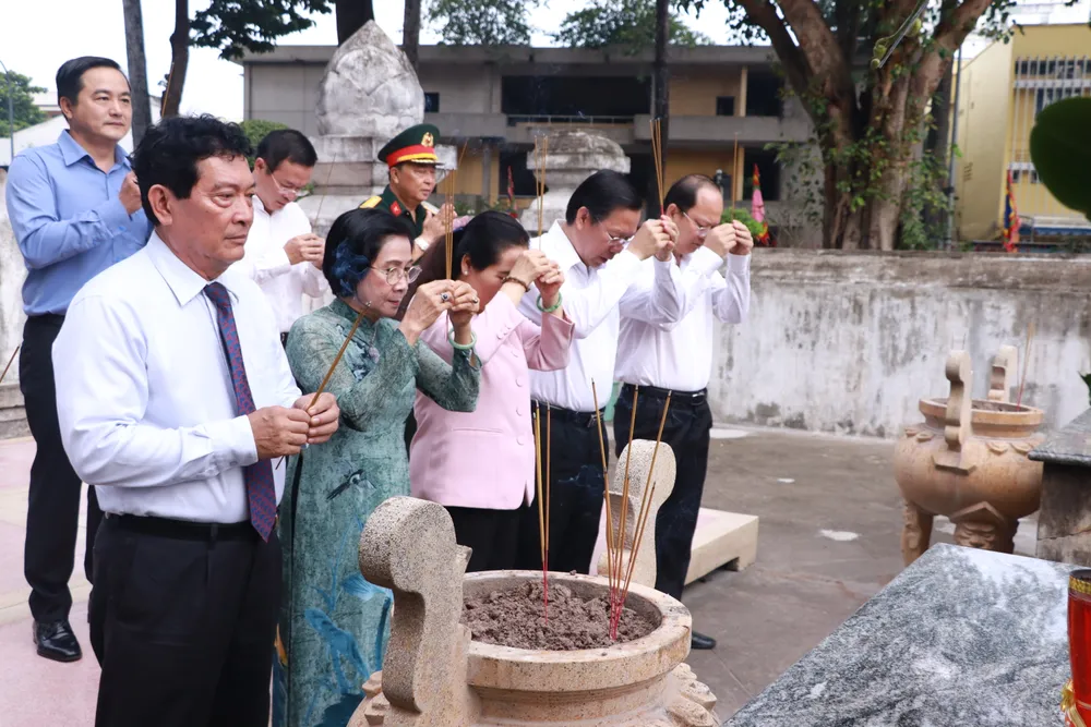 Ông Phan Văn Mãi cùng các lãnh đạo dâng hương Đức Thượng Công Tả quân Lê Văn Duyệt phan-van-mai (2).JPG