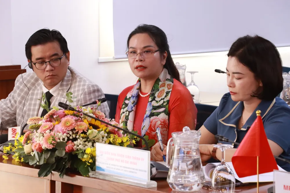 ThS. Phạm Thị Kim Oanh, Phó Cục trưởng Cục Bản quyền tác giả lưu ý, cũng như các lĩnh vực chuyên ngành khác của bảo vệ quyền tác giả, bản quyền sách hiện nay đang chịu những ảnh hưởng to lớn của thời kỳ công nghệ 4.0, đặc biệt là vấn đề vi phạm bản quyền sách trên không gian mạng. pham-kim-oanh.JPG