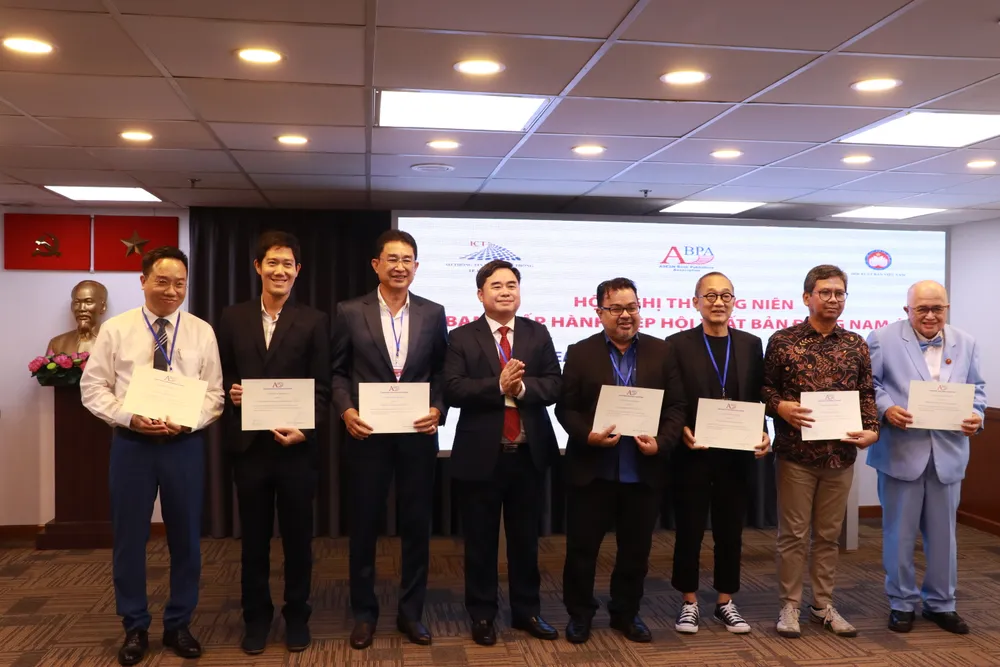 Ông Phạm Minh Tuấn, Chủ tịch Hội Xuất bản Việt Nam (giữa) trao chứng nhận cho đại diện Hội Xuất bản các nước vì đóng góp cho ABPA suốt thời gian qua. pham-minh-tuan.JPG