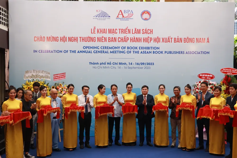 Các lãnh đạo, đại biểu cắt băng khai mạc triển lãm trien-lam-sach.JPG