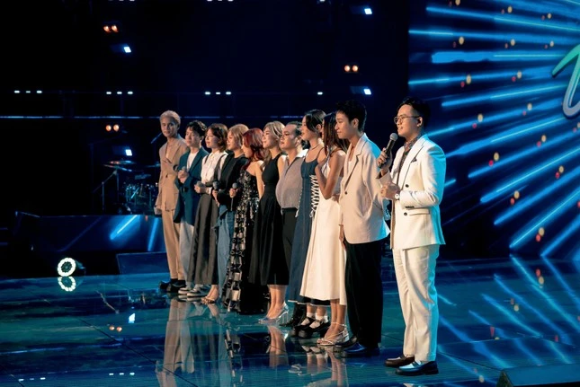 MC Đức Bảo và top 10 thí sinh Vietnam Idol 2023. Ảnh: BTC duc-bao.jpg