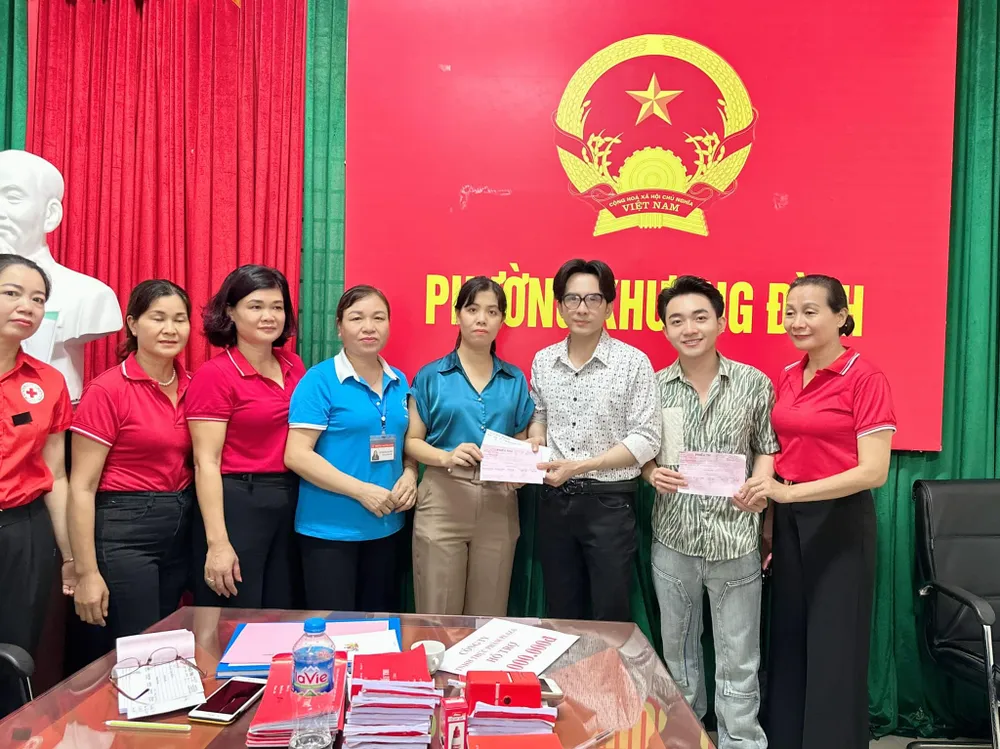 Ca sĩ Đan Trường và ê-kíp ủng hộ cho nạn nhân vụ cháy chung cư mini tại Hà Nội. Ảnh: FBNV dan-truong-7577-1316.jpg