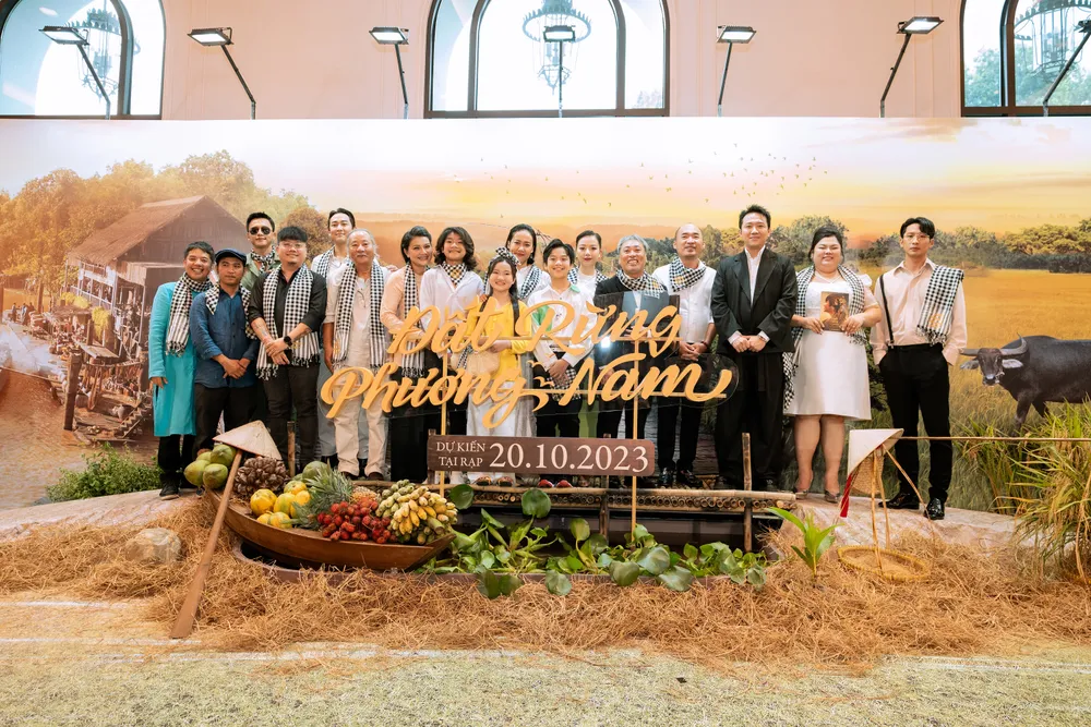 Đạo diễn Nguyễn Quang Dũng và dàn diễn viên của Đất rừng phương Nam. Ảnh: NSX dat-rung-phuong-nam.jpg