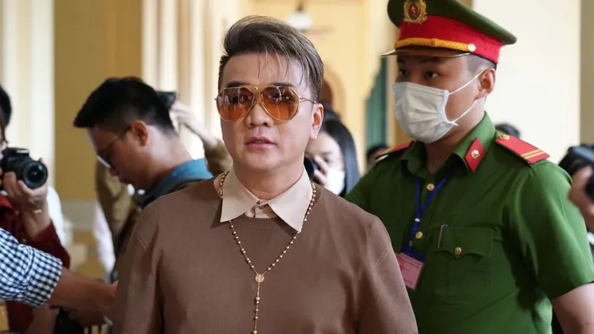 Ca sĩ Đàm Vĩnh Hưng tại phiên tòa xét xử bà Phương Hằng. Ảnh: NGUYỄN TIẾN dam-vinh-hung1.jpg