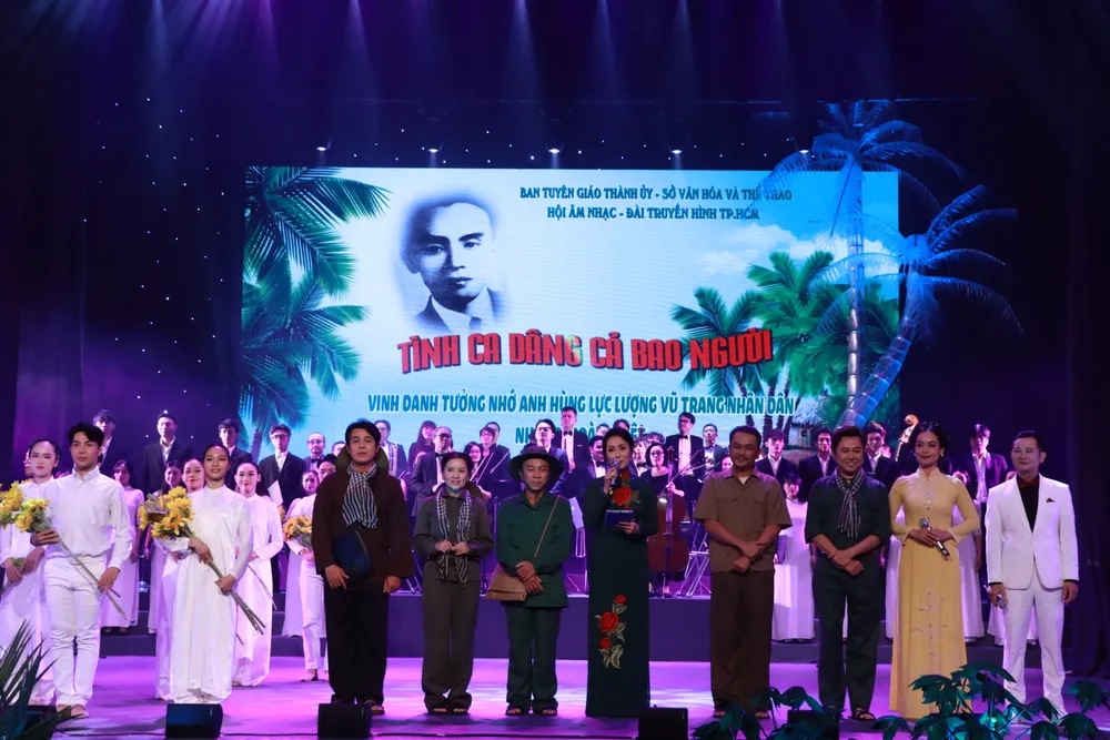 Đêm nhạc chân dung nhạc sĩ Hoàng Việt thăng hoa và xúc động. Ảnh: VĂN HÀ dem-nhac-tuong-nho-hoang-viet.JPG