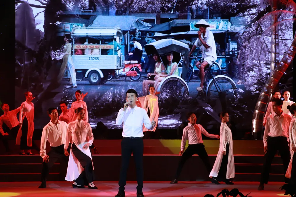 Ca sĩ Hồ Trung Dũng với ca khúc "Biệt đô thành" ho-trung-dung.JPG