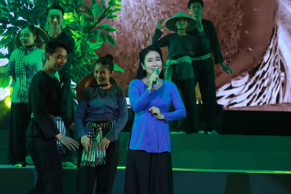 NSƯT Vân Khánh ngọt ngào với Lên ngàn van-khanh.JPG
