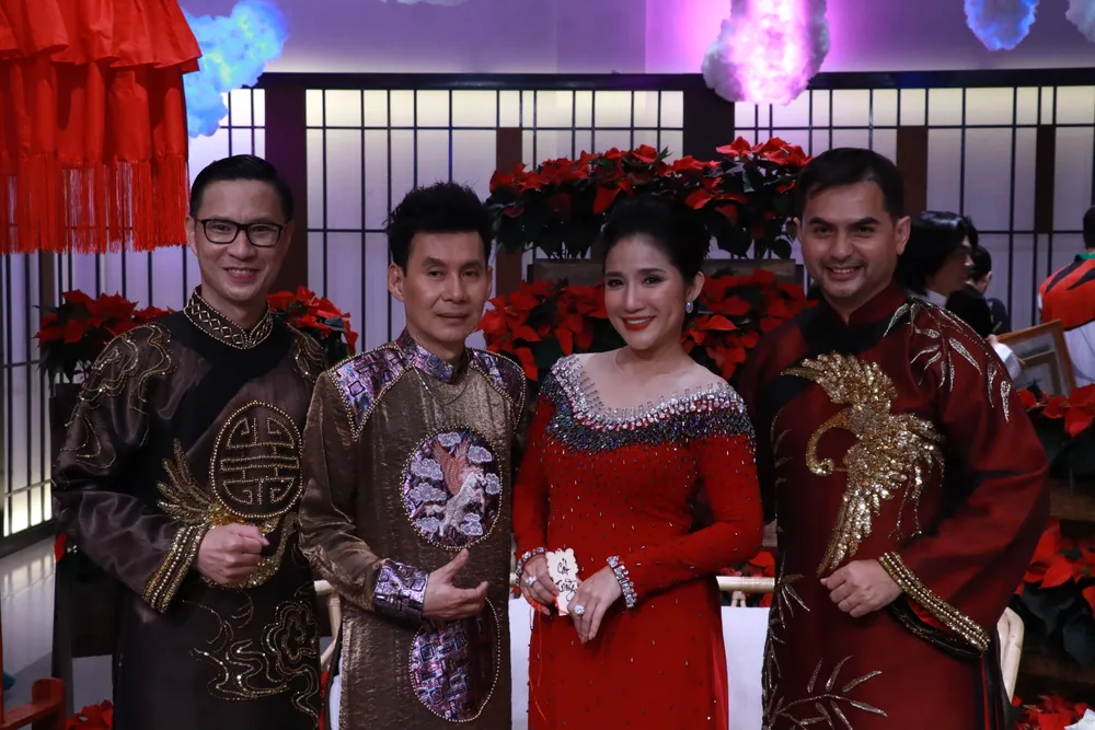 Nghệ sĩ, MC Cát Tường cũng đến chung vui với anh, chị, em nghệ sĩ dịp giỗ Tổ. cat-tuong.JPG