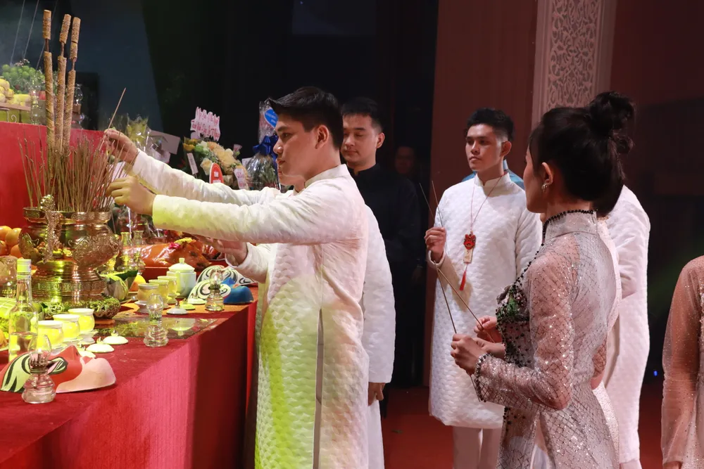 Các diễn viên, nghệ sĩ trẻ cũng đến tham dự và dâng hương trong ngày quan trọng này gio-to-san-khau1.JPG