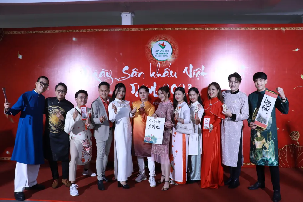 Không chỉ là dâng hương, cầu xin Tổ nghiệp cho một năm làm việc thuận buồm xuôi gió mà giỗ Tổ còn là nơi tụ họp, gặp gỡ chia sẻ với nhau của anh em nghệ sĩ gio-to-san-khau4.JPG