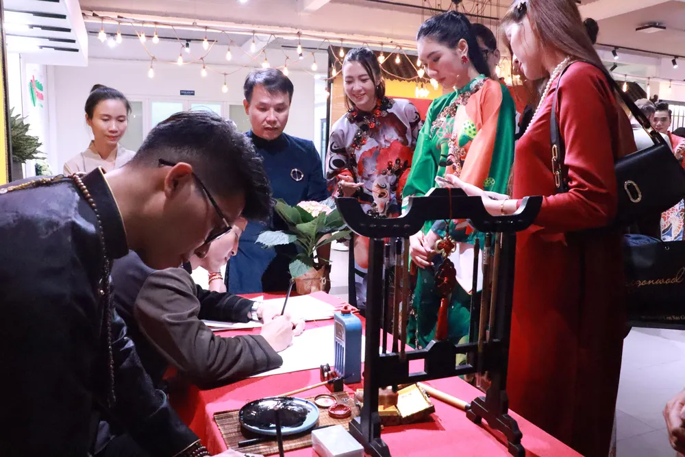 Bên cạnh việc dâng hương, triệu thỉnh Tổ nghiệp thì còn có nhiều hoạt động bên lề như cho chữ thư pháp, hát cho cộng đồng... gio-to-san-khau5.JPG