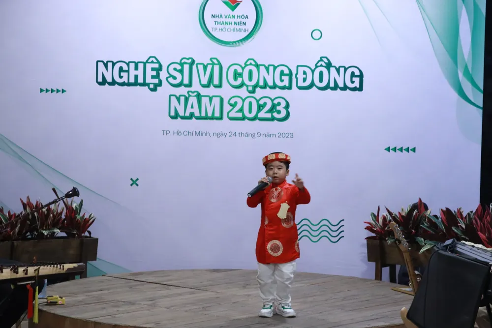 Tiết mục "Dòng máu Lạc hồng" của một nghệ sĩ nhí gio-to-san-khau6.JPG
