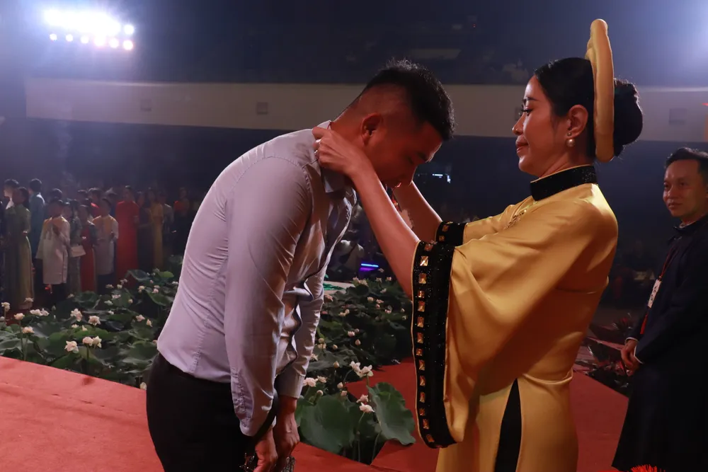 MC Quỳnh Hoa, Phó giám đốc Nhà văn hóa Thanh niên TP.HCM, đội tình nguyện viên nghệ sĩ TP.HCM tặng lộc Tổ cho anh chị em nghệ sĩ mc-quynh-hoa (2).JPG