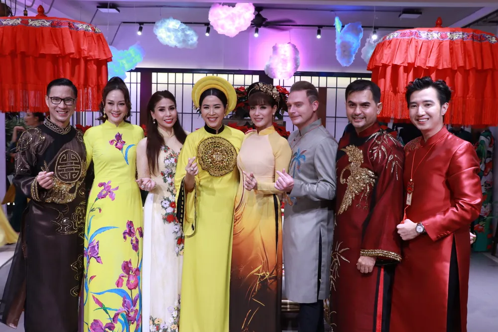 MC Quỳnh Hoa chụp ảnh lưu niệm cùng các anh em nghệ sĩ mc-quynh-hoa.JPG