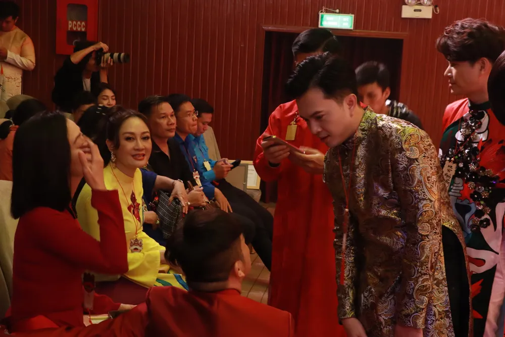 Ca sĩ Nam Cường, MC Vũ Mạnh Cường trò chuyện cùng anh chị em nghệ sĩ nam-cuong.JPG