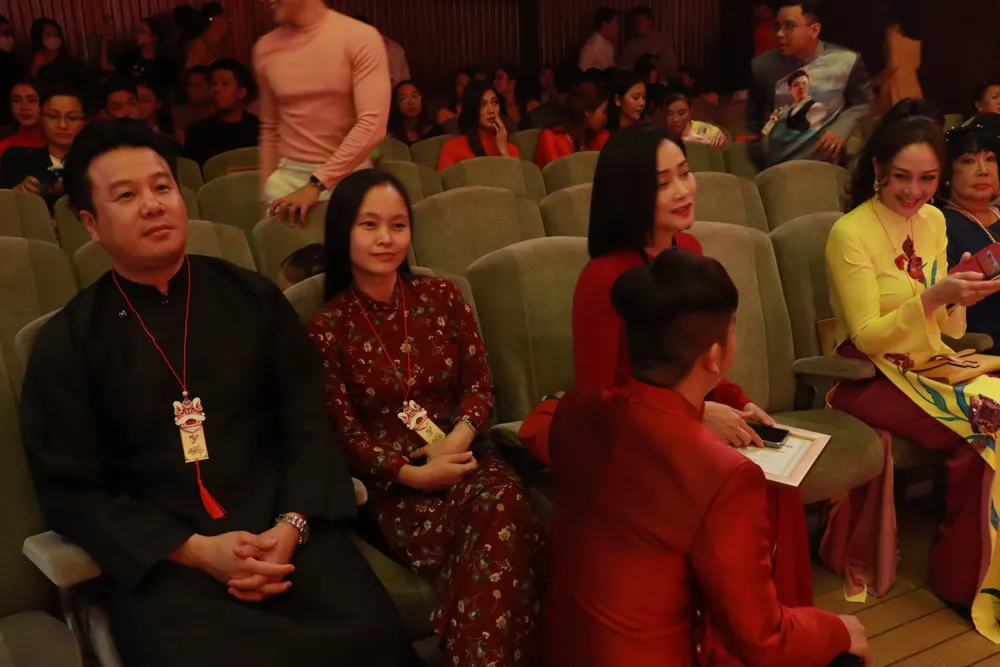 Ca sĩ Thanh Bùi cũng đến từ sớm trong Lễ giỗ tổ. Nam ca, nhạc sĩ trong tà áo dài đen truyền thống sau khi nhận lộc Tổ đã xuống hàng ghế chung vui cùng bạn bè và đồng nghiệp. thanh-bui.JPG