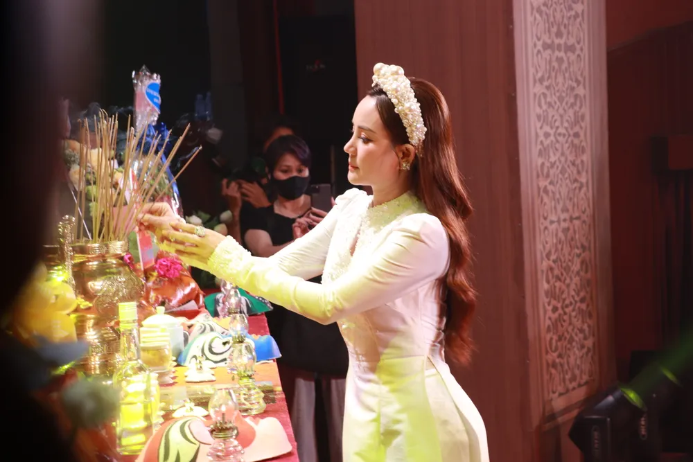 Ca sĩ Vy Oanh trong tà áo dài trắng đến với buổi lễ giỗ Tổ từ sớm để dâng hương và nhận lộc từ Tổ nghiệp. vy-oanh.JPG