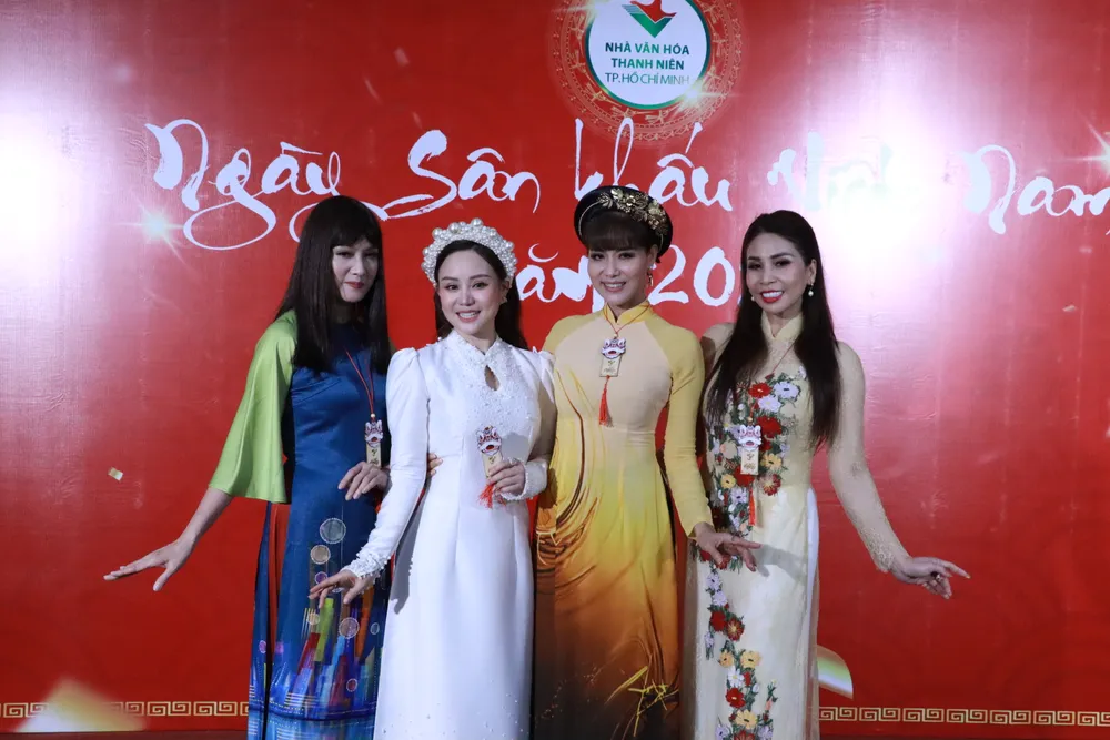 Sau đó, VY Oanh cùng diễn viên Hiền Mai, Đức Tiến, MC Anh Quân và các nghệ sĩ chụp ảnh thân thiết. vy-oanh-hien-mai.JPG