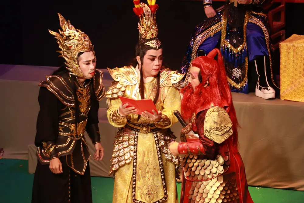 NS Bạch Long cùng học trò trong vở "Mộc Quế Anh dâng cây" bach-long (2).JPG