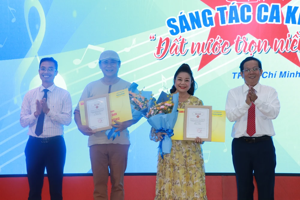 NSND Tạ Minh Tâm và Thoại Miêu được tri ân qua chương trình "Mai vàng tri ân" ta-minh-tam-thoai-mieu.JPG