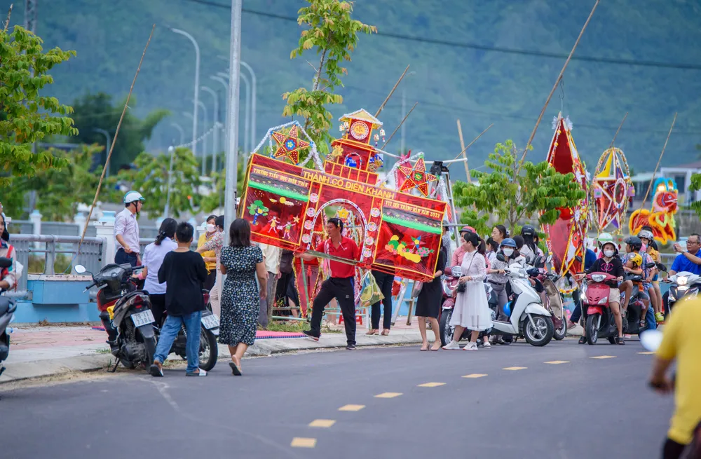 Hội thi lồng đèn với chủ đề "Vui hội trăng rằm" thu hút sự quan tâm của khán giả và các đơn vị. den-long.jpg