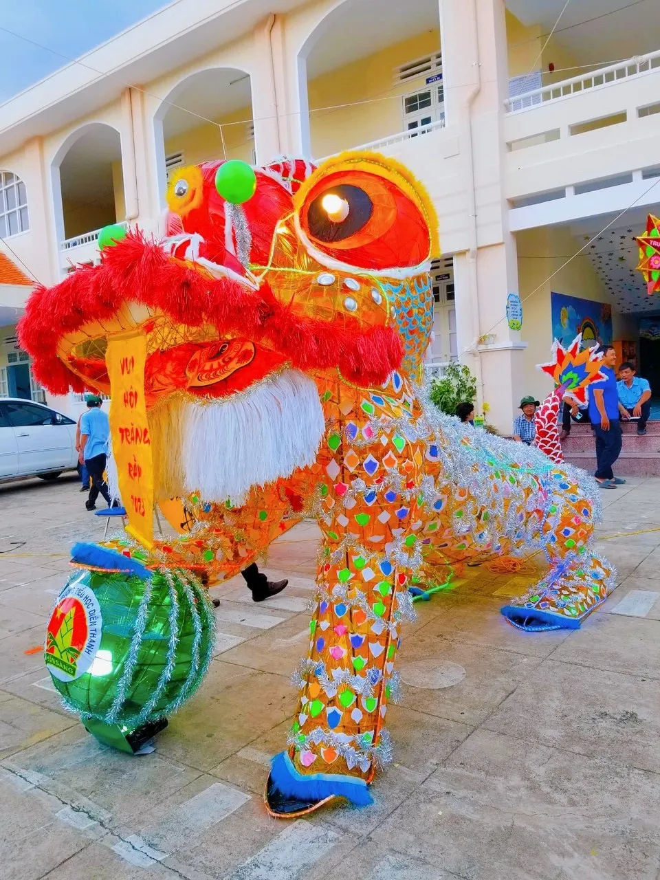 Đèn lồng con lân cao 3,4 m den-long-con-lan.jpg