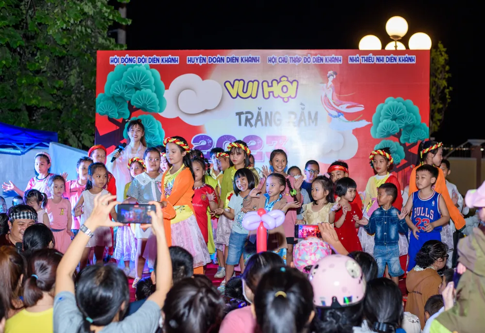 Các em thiếu nhi vui chơi trong chương trình dien-khanh2.jpg