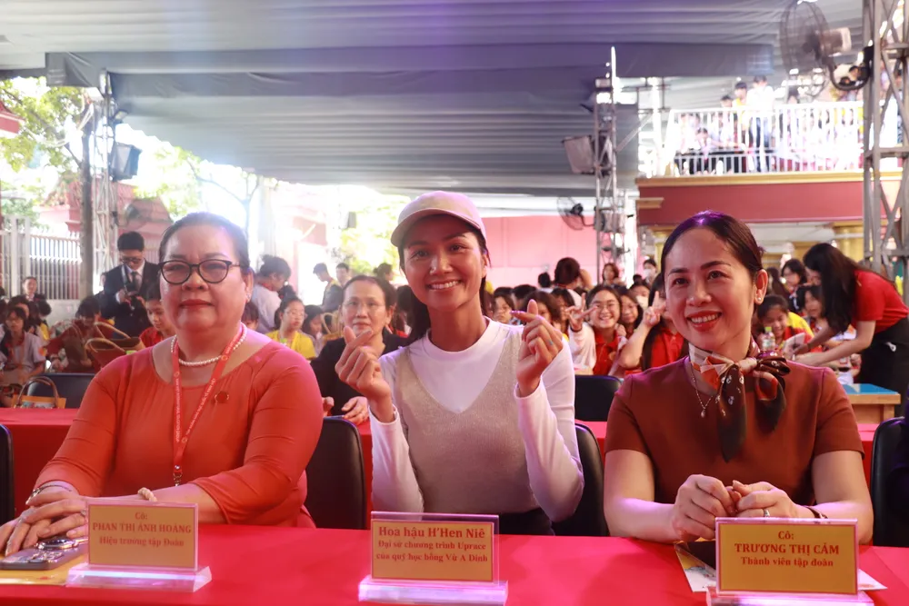 Từ trái sang: Cô Phan Thị Ánh Hoàng, Hoa hậu H'Hen Niê và cô Trương Thị Cẩm h'hen-nie2.JPG