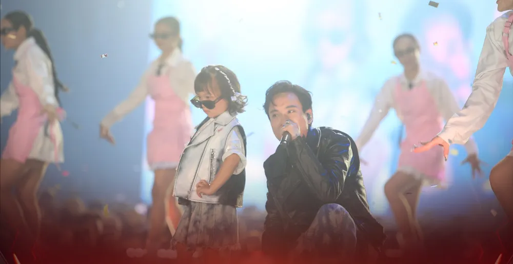 JustaTee cùng con gái CiCi trong tiết mục "Ez PaPa" justatee.jpg