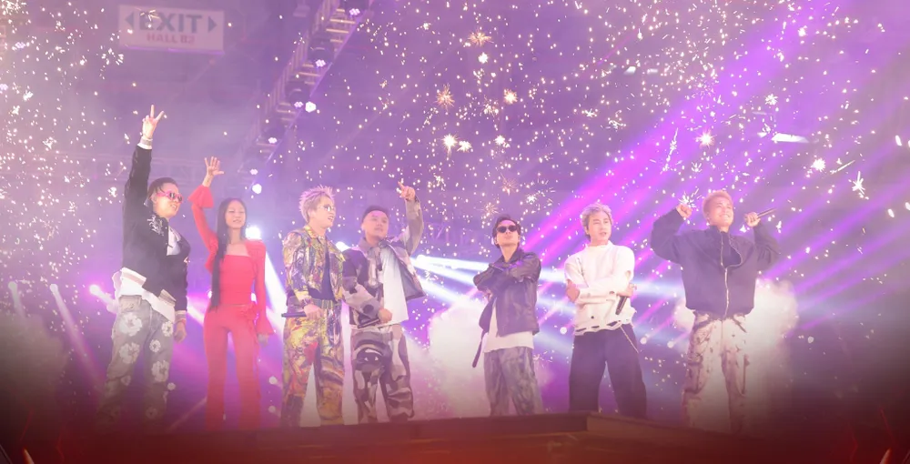 Dàn huấn luyện viên cùng giám khảo đốt cháy Rap Việt All-Star 2023. Ảnh: BTC rap-viet-all-star.jpg