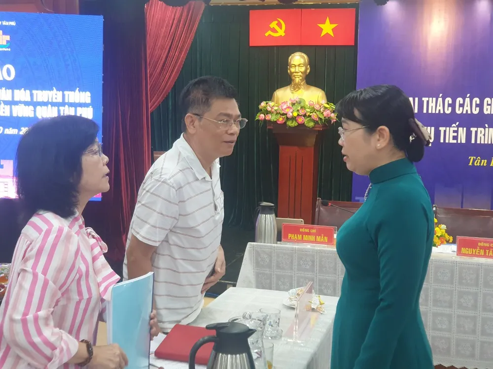 Các lãnh đạo, đại biểu trao đổi bên lề hội thảo hoi-thao-tan-phu.jpg