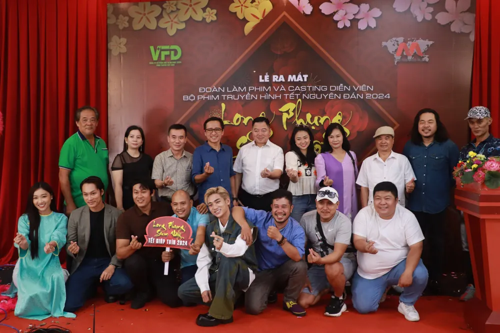 Ê-kíp và diễn viên chính trong "Long Phụng sum vầy". Ảnh: VĂN HÀ Phim truyền hình Tết 2024 'Long Phụng sum vầy' thu hút nhiều diễn viên trẻ