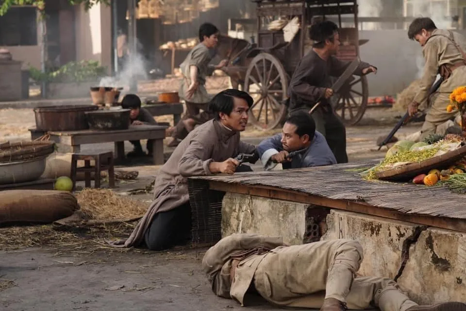 Hình ảnh đang gây tranh cãi nhiều nhất trong phim "Đất rừng phương Nam". Từ trang phục, đôi giầy... khiến nhiều người ví von đây là cảnh Hứa Văn Cường giải cứu Đinh Lực trong phim Bến Thượng Hải được quay tại Việt Nam thien-dia-hoi.jpg