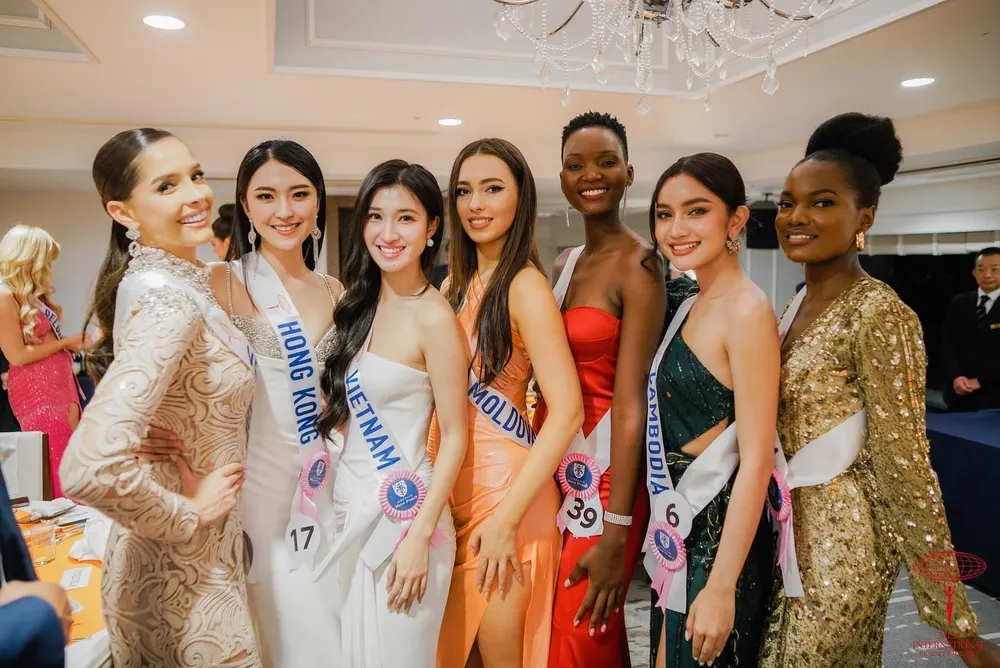 Phương Nhi cùng các đại diện của các quốc gia, lãnh thổ tại Miss International 2023. Ảnh: Miss International miss-international1.jpeg