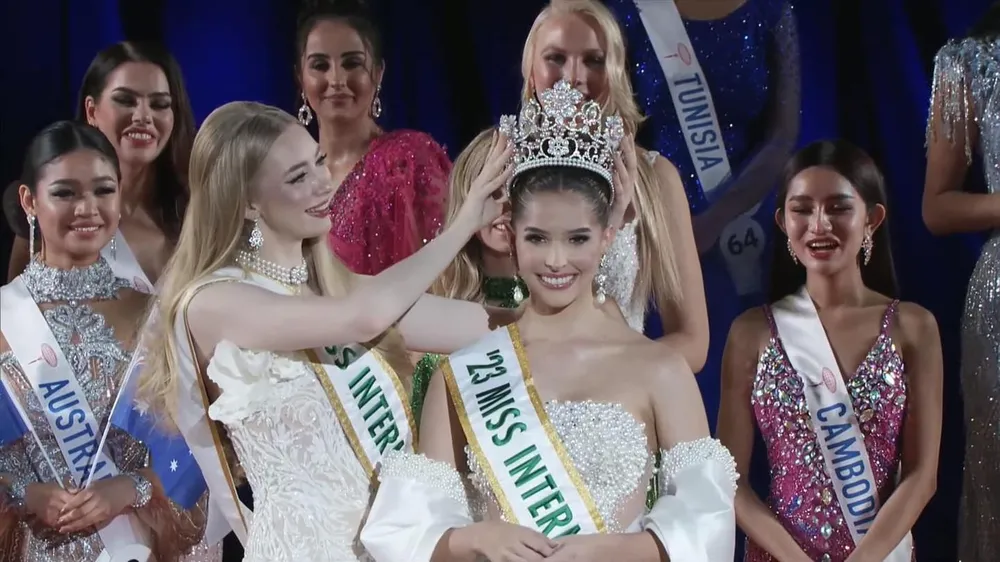 Người đẹp Andrea Rubio (Venezuela) trở thành chủ nhân vương miện Miss International 2023. miss-international4.jpg